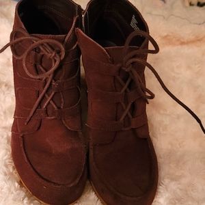 MIA size 8M Wine Suede booties